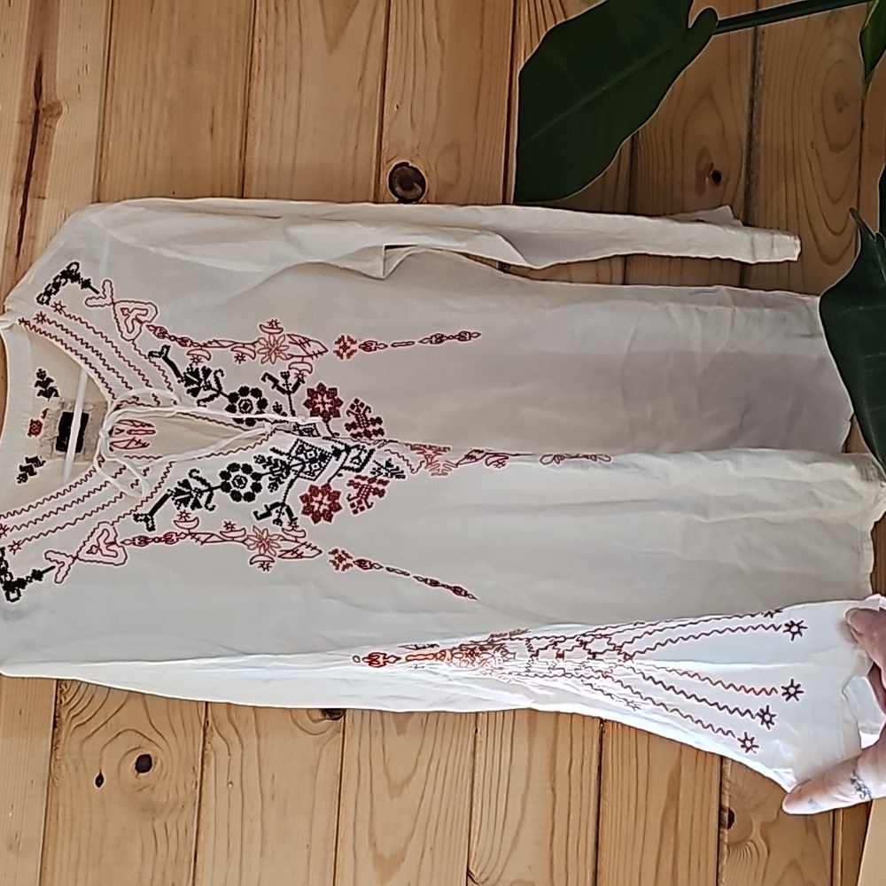 White tunic type embroidered Johnny Was blouse